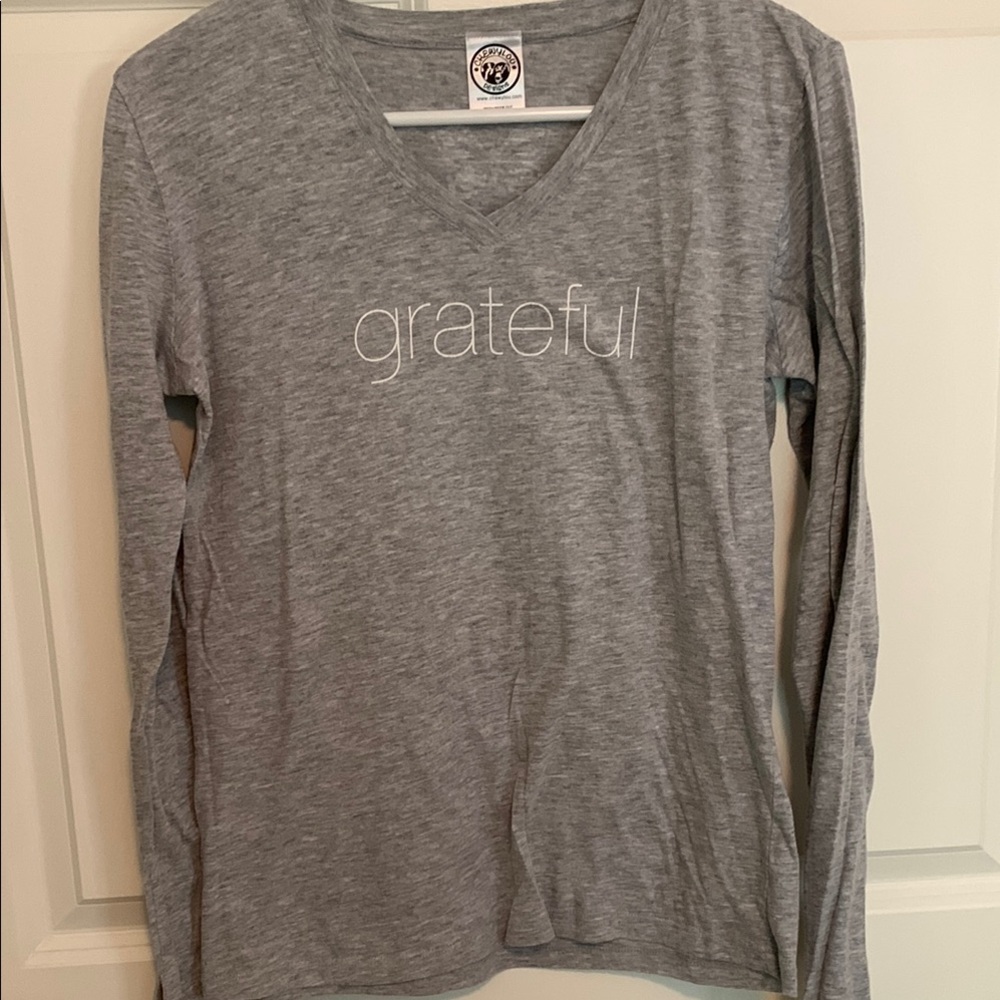 XL Soft Cotton/Poly Blend V-Neck Gray Long Sleeve T-Shirt, Says, “grateful”